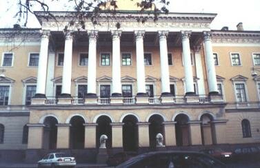 Фасад со стороны Адмиралтейского проспекта. Центральный портик. Фото 2000 г.